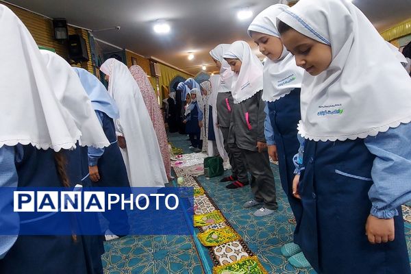 اقامه نماز جماعت در دبستان دخترانه حکمت شهرری