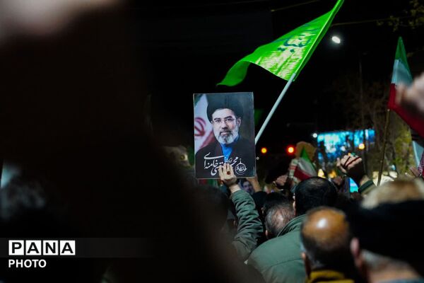 مردم میدان را پرقدرت حفظ کردند