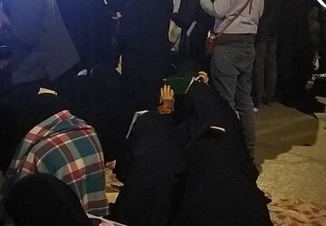 نیشابوری‌ها قرآن‌ها را به سر گرفتند