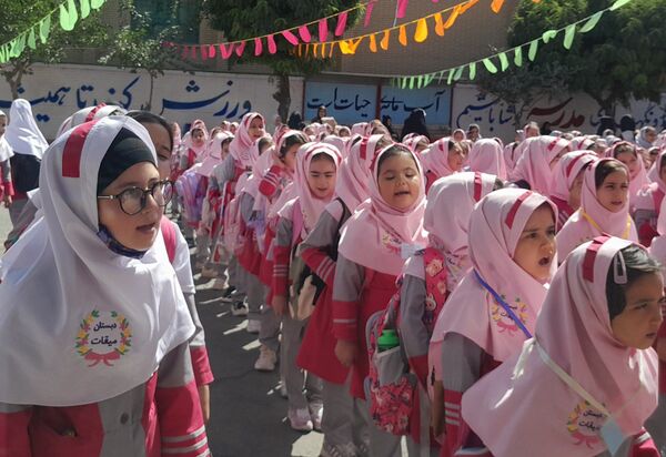 مهر در انتظار مهر در دبستان میقات بهارستان دو