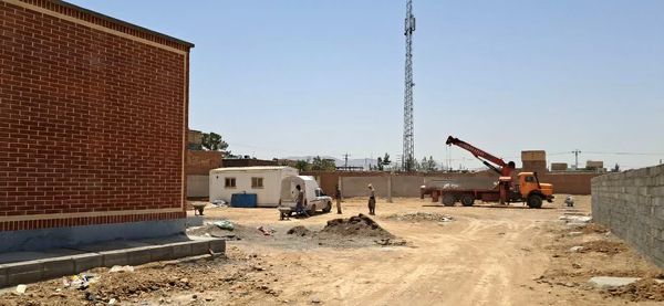 تلاش شبانه روزی برای تکمیل مدرسه جدید در روستای فدافن