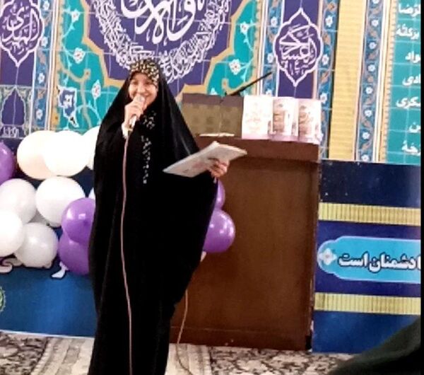 دکلمه‌خوانی دانش‌آموزان در مقابل مادران شهرستان قدس به‌مناسبت روز مادر
