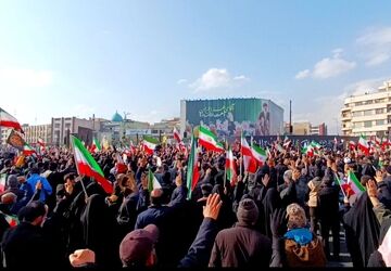 انقلاب در میدان انقلاب