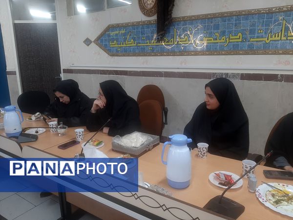 کارگاه تحکیم بنیان خانواده با محوریت مهارت‌های ارتباطی والدین با فرزندان و مهارت‌های ارتباط موثر