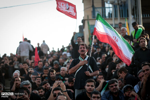 اقامه نماز بر پیکر مطهر رهبر شهید انقلاب و شهدای خانواده ایشان-2