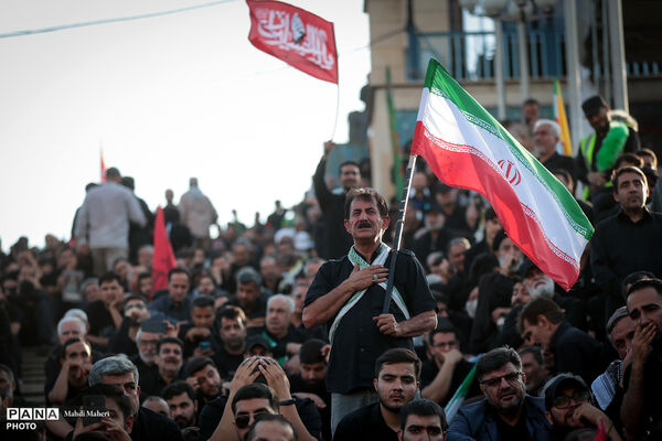 اقامه نماز بر پیکر مطهر رهبر شهید انقلاب و شهدای خانواده ایشان-2