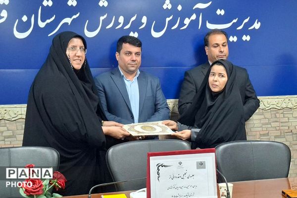 تجلیل از مدیران منتخب برگزارکننده دوره کوتاه‌مدت دوزبانه و مربیان مناطق کم برخوردار