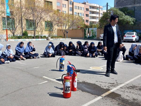 حضور آتش نشان به مناسبت وز آتش نشان و ایمنی در مدرسه نمونه دولتی وکیلی ۱۰