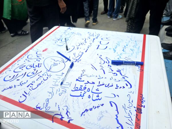 وداع باشکوه بندرعباس با دریابان شهید علیرضا تنگسیری؛ پیکر فرزند دریا بر دستان مردم تشییع شد