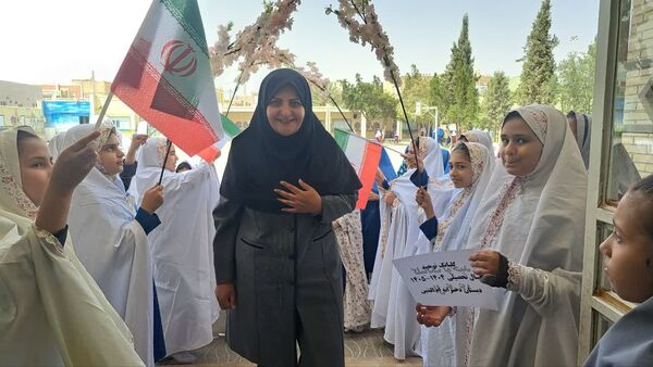 آغاز سال تحصیلی با طنین گلبانگ توحید در دبستان دخترانه ام‌البنین یزد