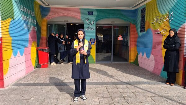 آغاز جشن‌های انقلابی مدرسه توسط پیشتازان 