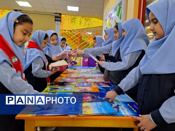 اندر احوالات هفته کتابخوانی در دبستان آرمینه مصلی نژاد 