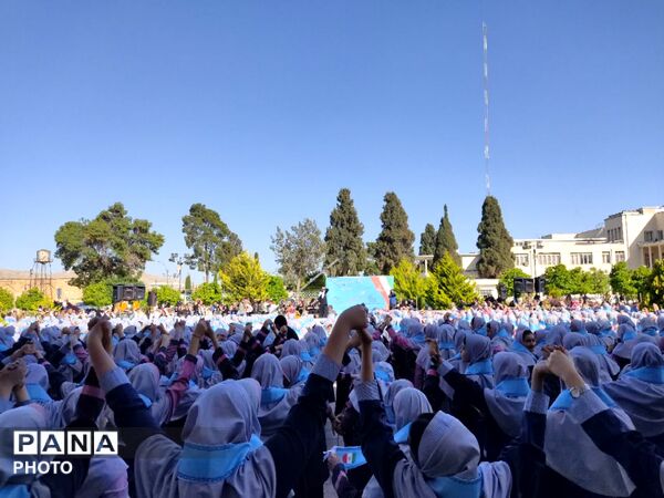 اجرای سرود همگانی دانش‌آموزان در روز شیراز