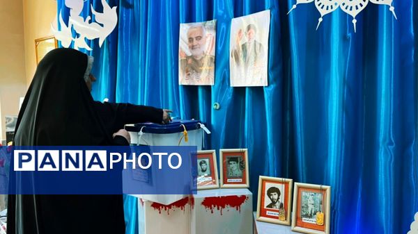 خانواده شهدا پای صندوق‌های رأی حضور پیدا کردند