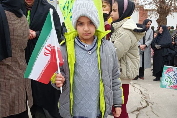 دانش‌آموزان دالاهو در راهپیمایی ۲۲ بهمن غوغا کردند