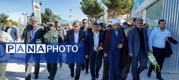 گلباران مزار مطهر شهدا به‌مناسبت هفته دفاع مقدس در بجنورد