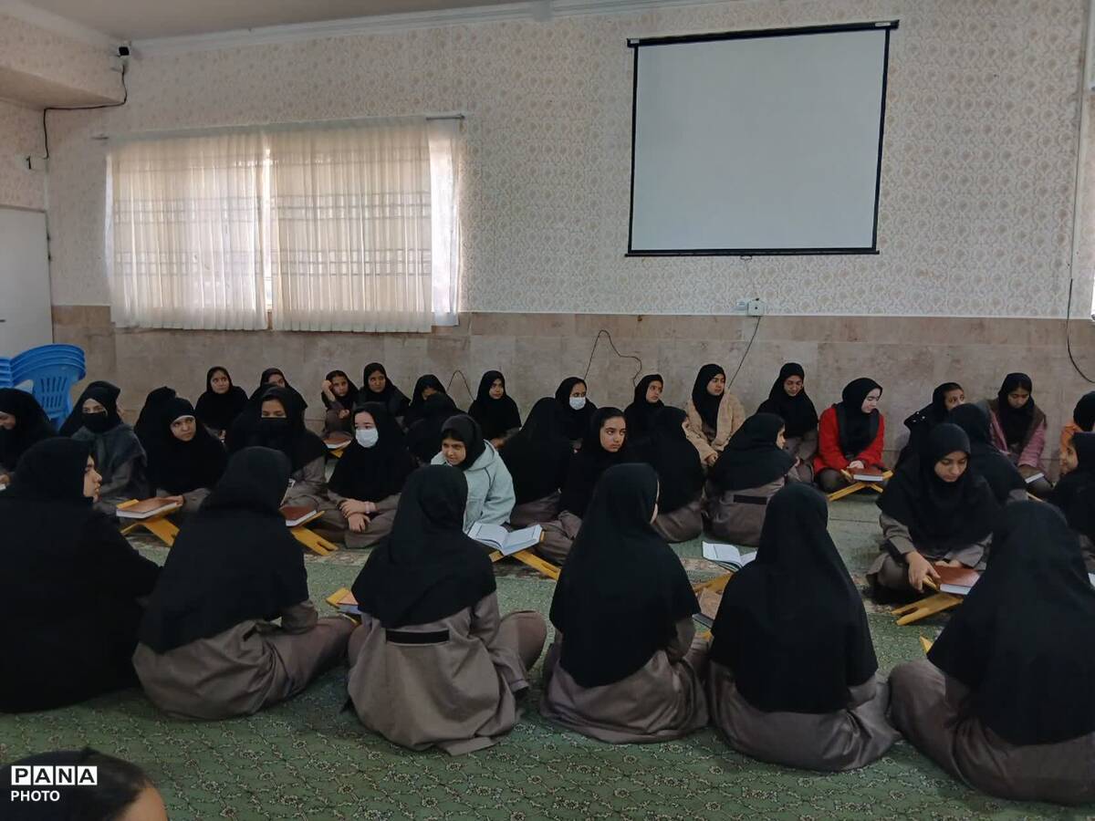 محفل انس با قرآن کریم به مناسبت ماه مبارک رمضان در آموزشگاه خلیج فارس مروست