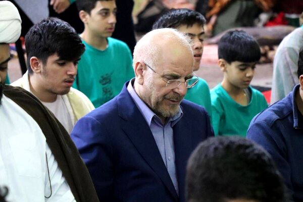 حضور رئیس مجلس شورای اسلامی در بین نوجوانان معتکف