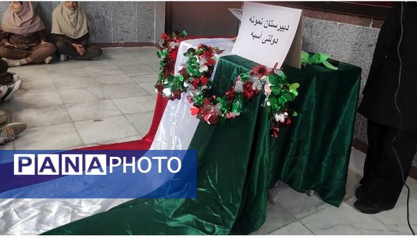 آذین‌بندی دهه فجر و نواخته شدن زنگ انقلاب در دبیرستان حضرت آسیه(س) حاجی‌آباد