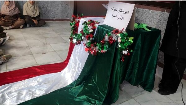 آذین‌بندی دهه فجر و نواخته شدن زنگ انقلاب در دبیرستان حضرت آسیه(س) حاجی‌آباد