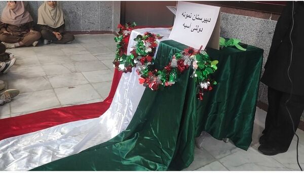 آذین‌بندی دهه فجر و نواخته شدن زنگ انقلاب در دبیرستان حضرت آسیه(س) حاجی‌آباد