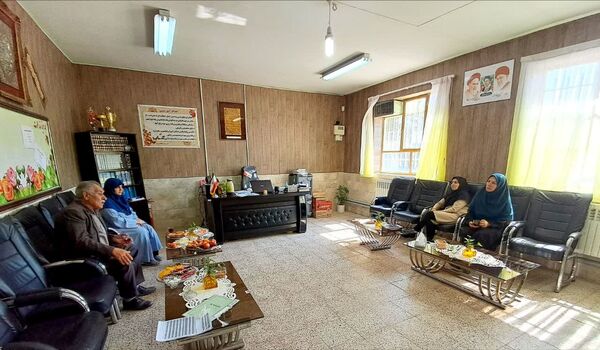حضور خیر مدرسه‌ساز در دبیرستان دخترانه فاطمیه