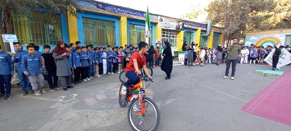 المپیاد ورزشی مدرسه شکوفه‌ها ناحیه 4 کرج در هفته تربیت بدنی  