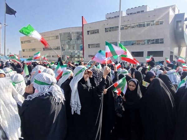 خروش ۱۳ آبان در مشهد؛ دانش‌آموزان، نماد ایستادگی