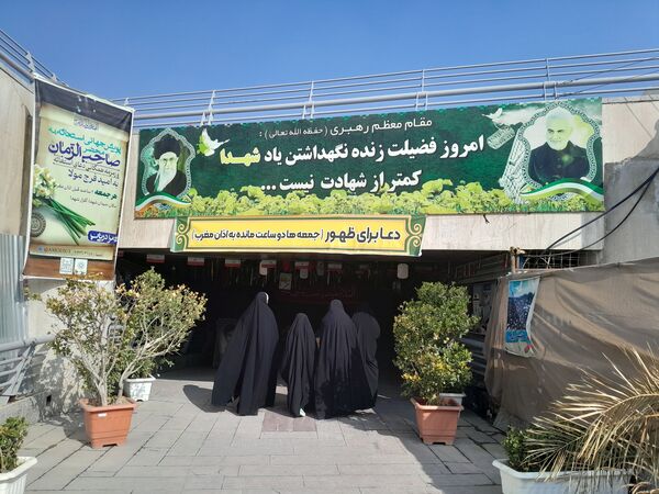 نشست صمیمانه خادمان افتخاری چایخانه حضرت قاسم بن الحسن(ع) در مشهد مقدس