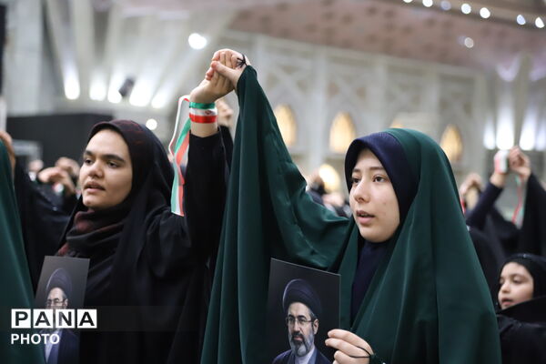 طنین سرود ۳ هزار دانش‌آموز در مرقد مطهر امام خمینی(ره)