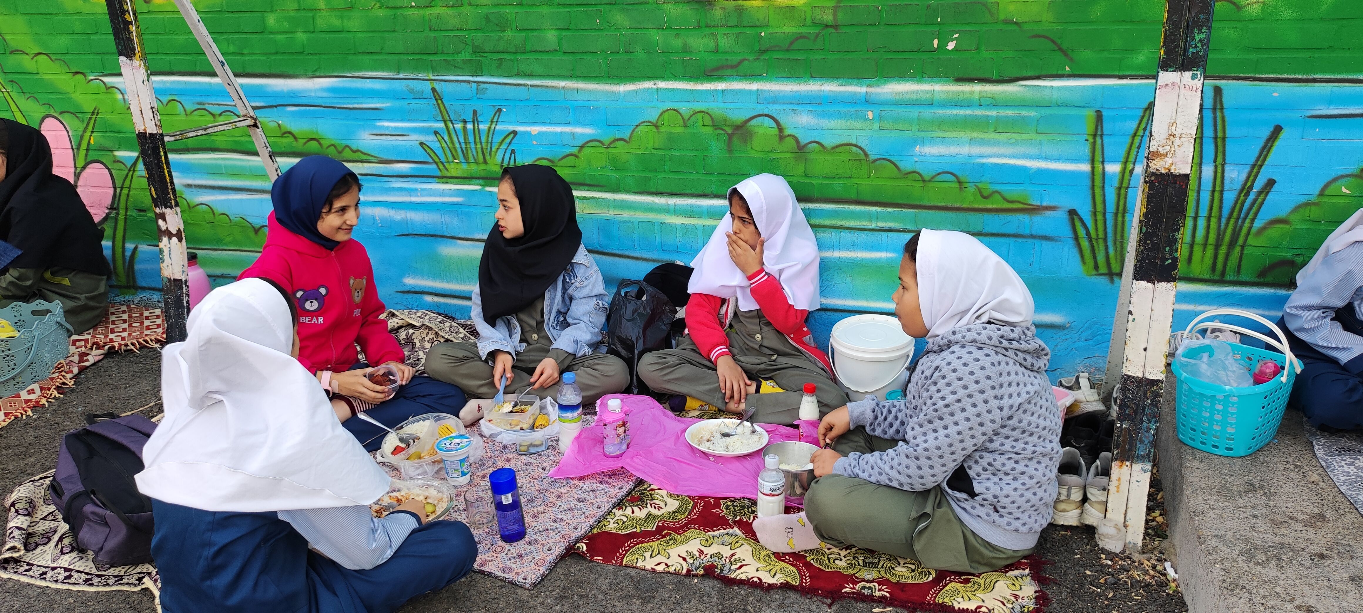 جشنواره غذای محلی و سالم در دبستان شهید خاقانی شهرستان شیروان