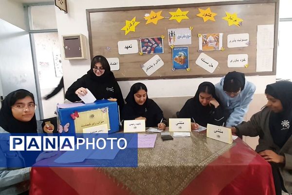 جوانه های دموکراسی در قدس؛شور وهیجان دانش آموزان قدس در انتخابات شورای دانش آموزی