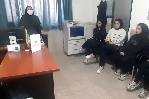 بیست و هفتمین مانور سراسری زلزله و ایمنی در دبیرستان دخترانه فرزانگان شهرقدس با شعار  مدرسه ایمن‌، جامعه تاب آور 