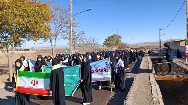 حضور پرشور دانش‌آموزان رباط‌سنگ در راهپیمایی 13 آبان ؛ حماسه‌ای از شور و همبستگی 