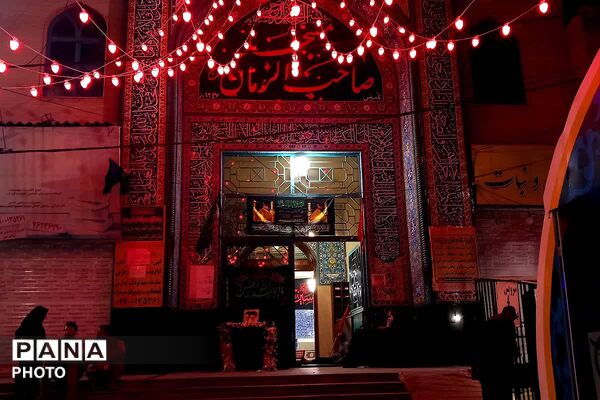 طوفان غم در بومهن؛ تجمع گسترده مردم در سوگ رهبر شهید مقابل مسجد صاحب‌الزمان