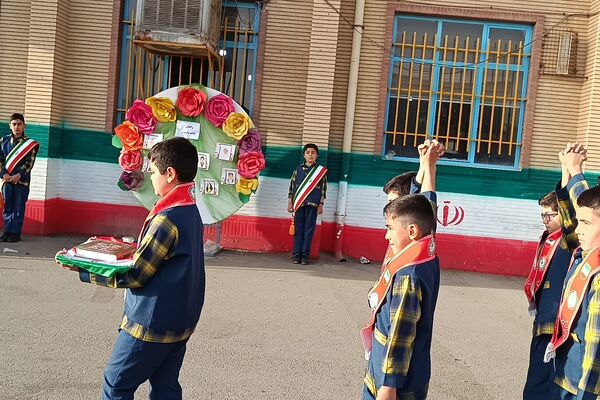 دانش‌آموزان دبستان معمارزاده در سیزده آبان