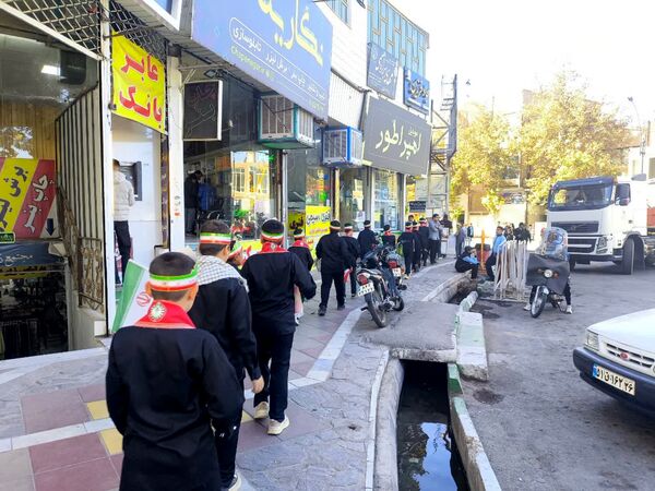 حماسه آفرینی پیشتازان دبستان شهید پسندیده فدافن در راهپیمایی ۱۳ آبان کاشمر