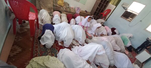 حضور پرشور دانش‌آموزان پایه چهارم دبستان شهید تنیده در نماز جماعت
