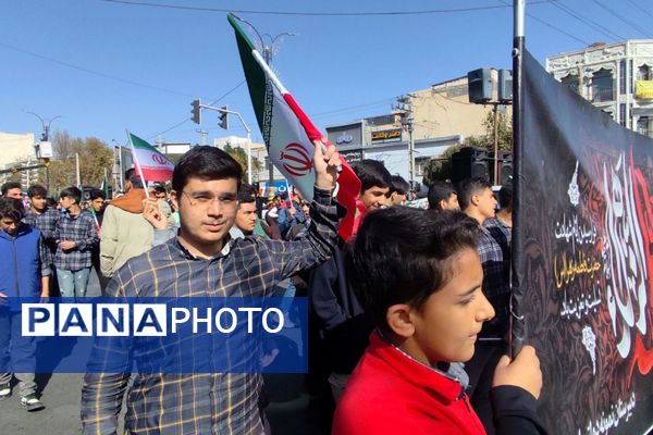 حضور دانش‌آموزان مدرسه نمونه‌‍دولتی استاد مطهری در راهپیمایی ۱۳ آبان