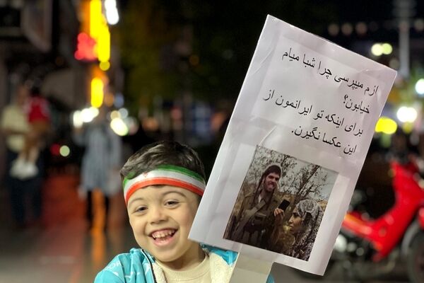 حضور کودکان انقلابی کرج در راهپیمایی‌های شبانه