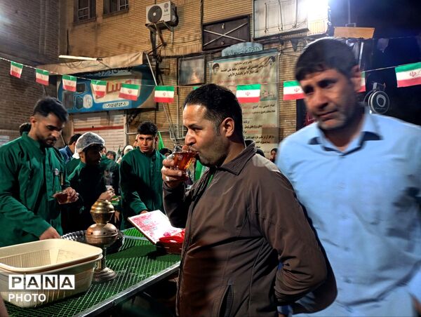 فعالیت موکب چایخانه حضرت زهرا(س)  در حسینیه امام خمینی نیشابور 
