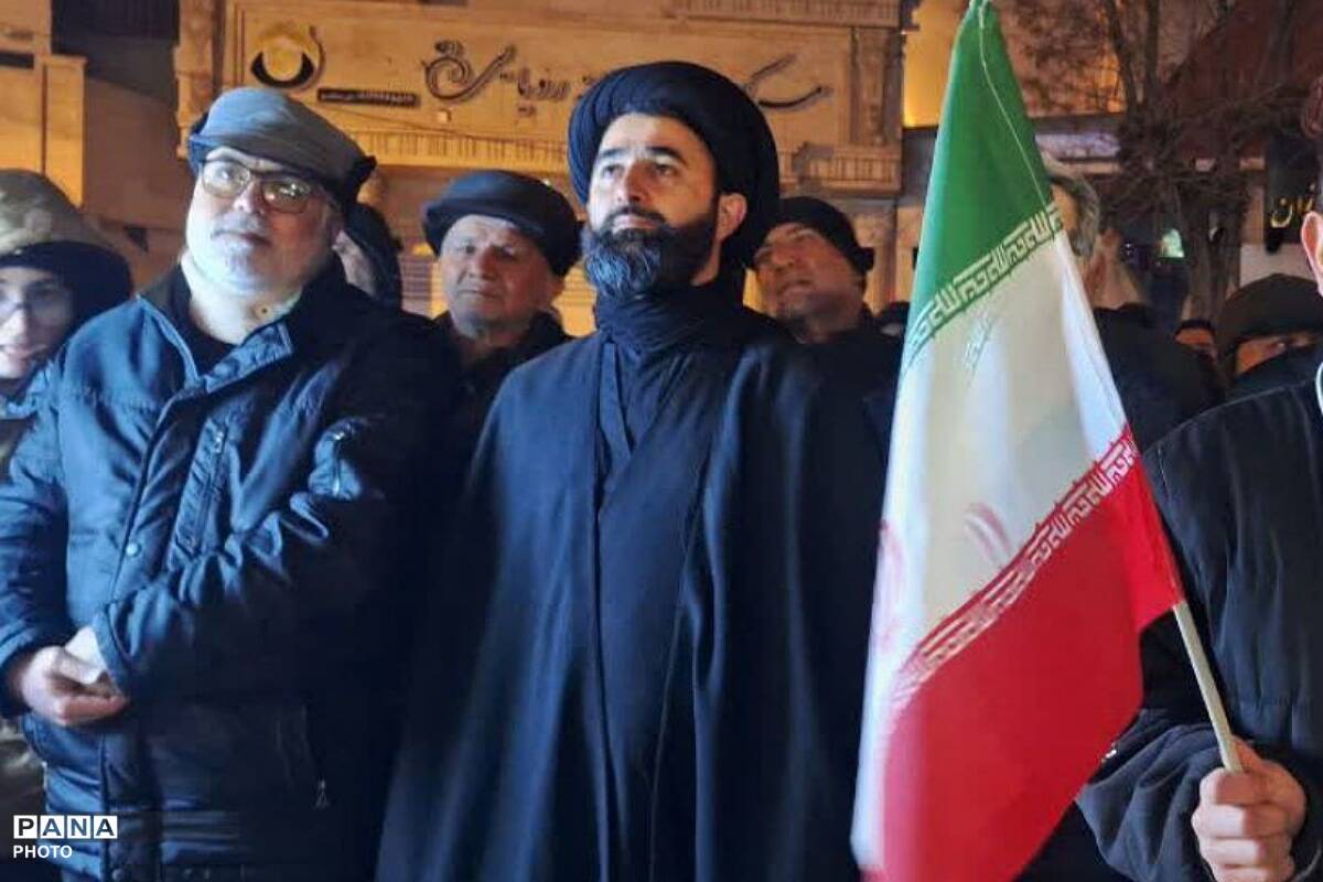 راهپیمایی عظیم مردم فیروزکوه بر علیه آمریکا و اسرائیل جنایتکار برای خون‌خواهی رهبر معظم انقلاب‌اسلامی