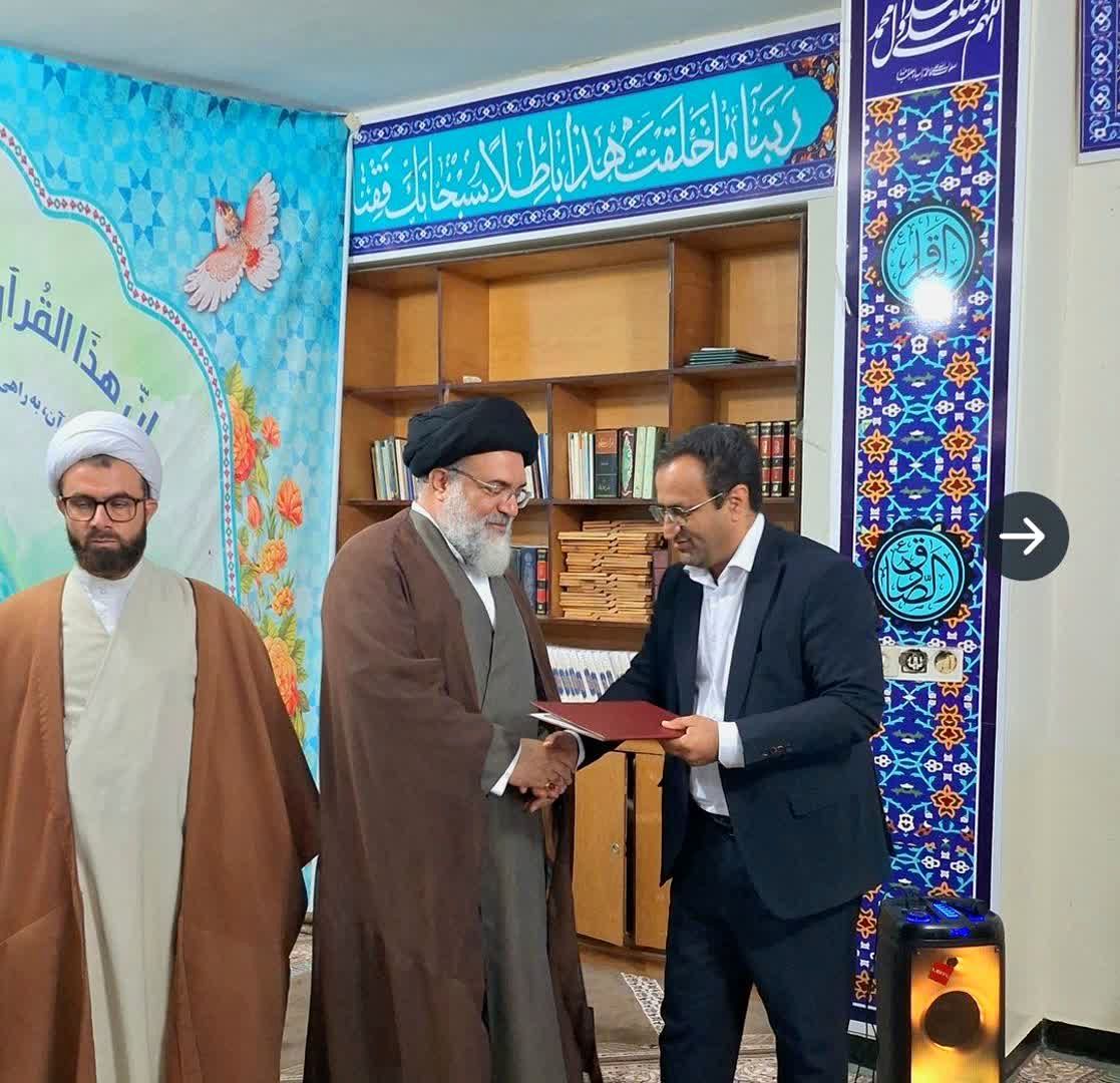 تجلیل از آیت‌الله حسینی در هفته قرآن، عترت و نماز در یاسوج
