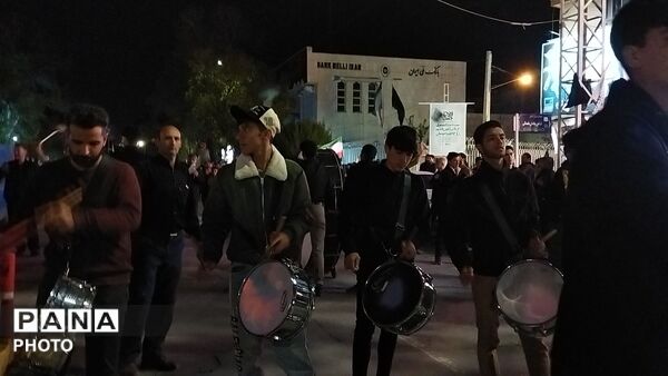 دسته عزاداری روستای اردمه در مراسم چهلم رهبر شهید و شهدای میناب در حسینیه امام 