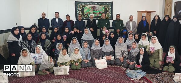 دلجویی دختران دانش‌آموز از خانواده شهدای جنگ رمضان در دهه کرامت 