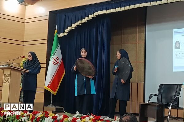 تقدیر از دانش آموزان فرهیخته مدرسه عطیه