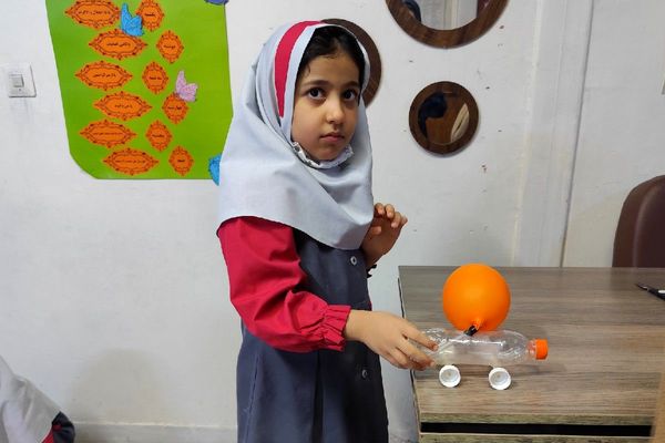 رقابت هیجان انگیز ماشین های بادکنکی در دبستان سارا شهرستان ملارد