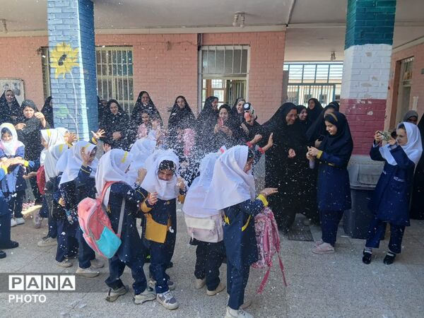 دانش آموزان هویزه به استقبال اول مهر رفتند