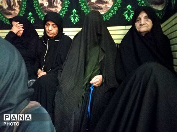 همراهی هیات زینب کبری(س) با کاروان نمادین اسرای کربلا