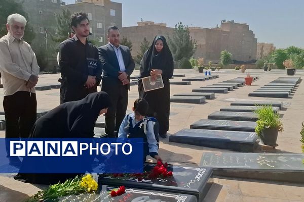 فرزند شهید این بار به گونه ای دگر راهی مدرسه شد